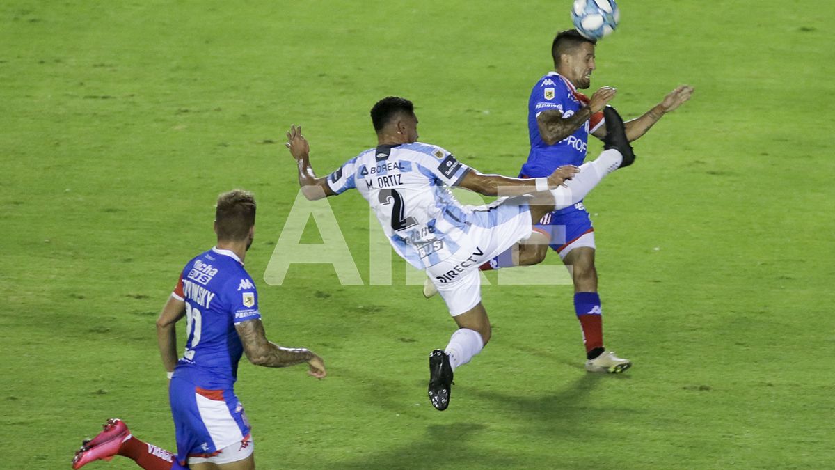 Javier Cabrera intenta llegar a la pelota ante la salida de Marcelo Ortíz.