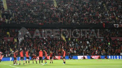 Denuncian que un dirigente de Colón actuó como vocero de la barra para presionar a la policía