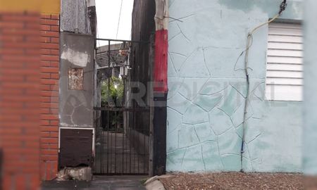 La propiedad donde ocurrió la faena criminal está ubicada en el interior de un pasillo de Vera Mujica al 600. La propiedad donde ocurrió la faena criminal está ubicada en el interior de un pasillo de Vera Mujica al 600.