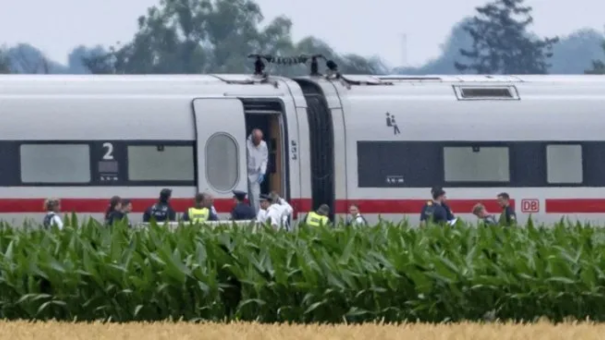 El agresor fue reducido por pasajeros y detenido por la policía tras el ataque en el ICE rumbo a Viena. El agresor fue reducido por pasajeros y detenido por la policía tras el ataque en el ICE rumbo a Viena.