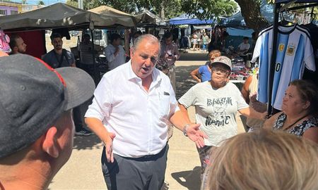 El intendente Juan Pablo Poletti dialogó con los trabajadores de la feria frente al nuevo Iturraspe este jueves y explicó en que se basa el proyecto de reordenamiento. El intendente Juan Pablo Poletti dialogó con los trabajadores de la feria frente al nuevo Iturraspe este jueves y explicó en que se basa el proyecto de reordenamiento.