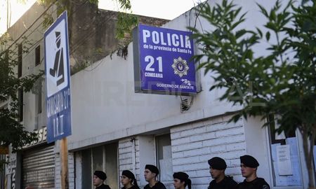 Uno de los prófugos fue aprehendido en barrio Alvear de Rosario. En tanto, el otro evadido fue capturado en la localidad de Puerto General San Martín Uno de los prófugos fue aprehendido en barrio Alvear de Rosario. En tanto, el otro evadido fue capturado en la localidad de Puerto General San Martín