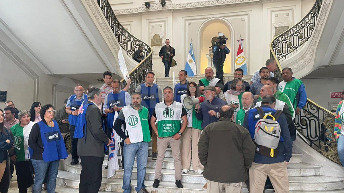 Por su parte, desde ATE habían informado la semana pasada que se activaba la cláusula de actualización automática con los salarios de enero. Por su parte, desde ATE habían informado la semana pasada que se activaba la cláusula de actualización automática con los salarios de enero.