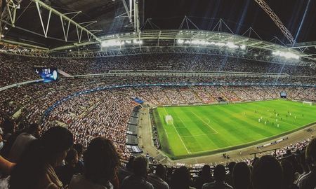 incomodo: una camara capto una infidelidad en medio de un partido de futbol incomodo: una camara capto una infidelidad en medio de un partido de futbol