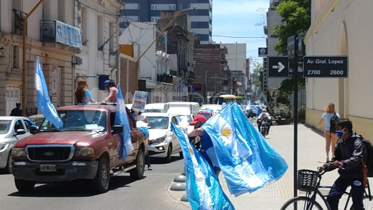 Una larga fila de autos recorrió el centro de la ciudad en reclamo por la ESI.