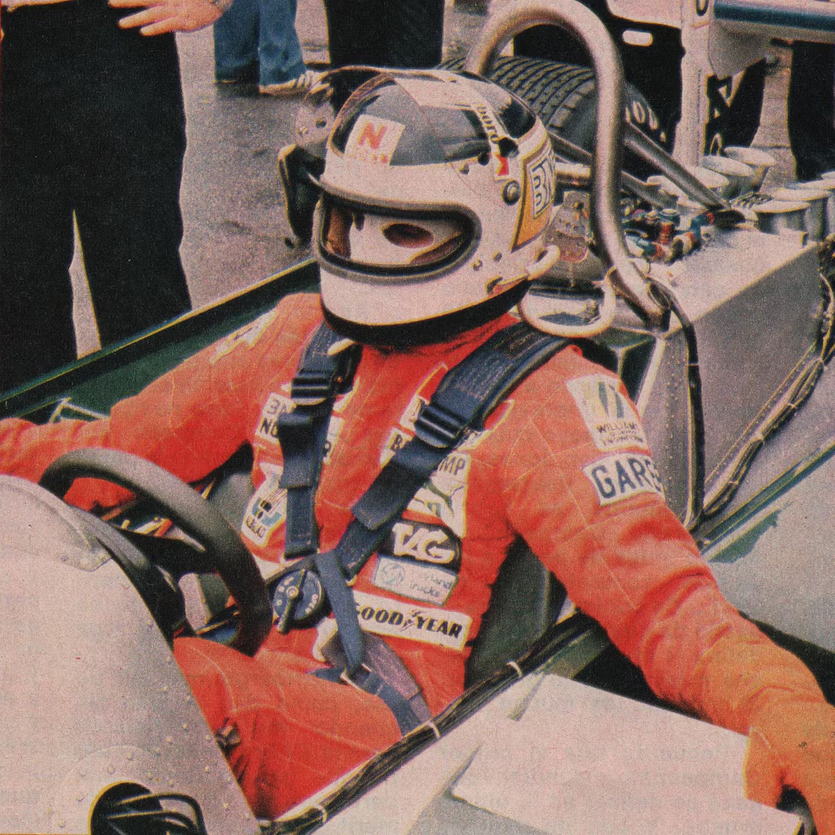 Carlos Reutemann y su icónico casco arriba del Williams, en 1981 (Archivo revista CORSA). Carlos Reutemann y su icónico casco arriba del Williams, en 1981 (Archivo revista CORSA).