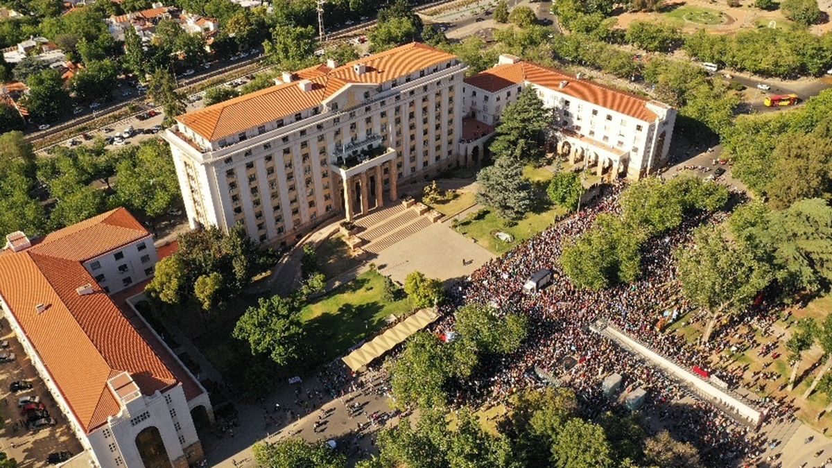 Incidentes en multitudinaria marcha frente a la gobernación de Mendoza por la ley minera