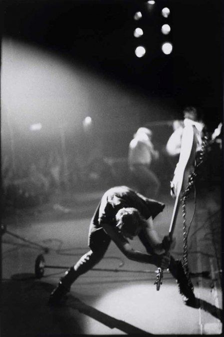 Pennie Smith, la fotógrafa del rock, con su cámara Pentax ESII tuvo la osadía de disparar su cámara cuando Simonon azotaba el bajo contra el piso en el escenario