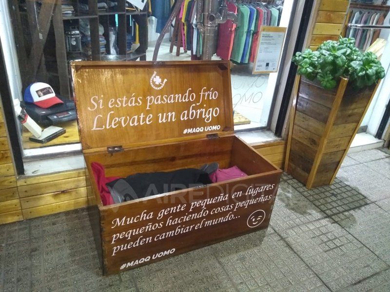 Un baúl solidario colecta abrigo para las personas en situación de calle