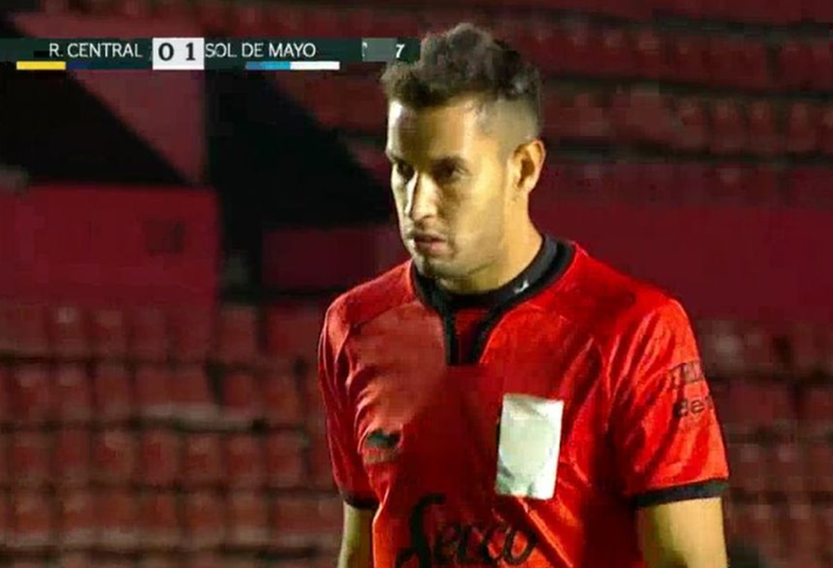 Leo Torres atajando con la camiseta de Colón. Leo Torres atajando con la camiseta de Colón.