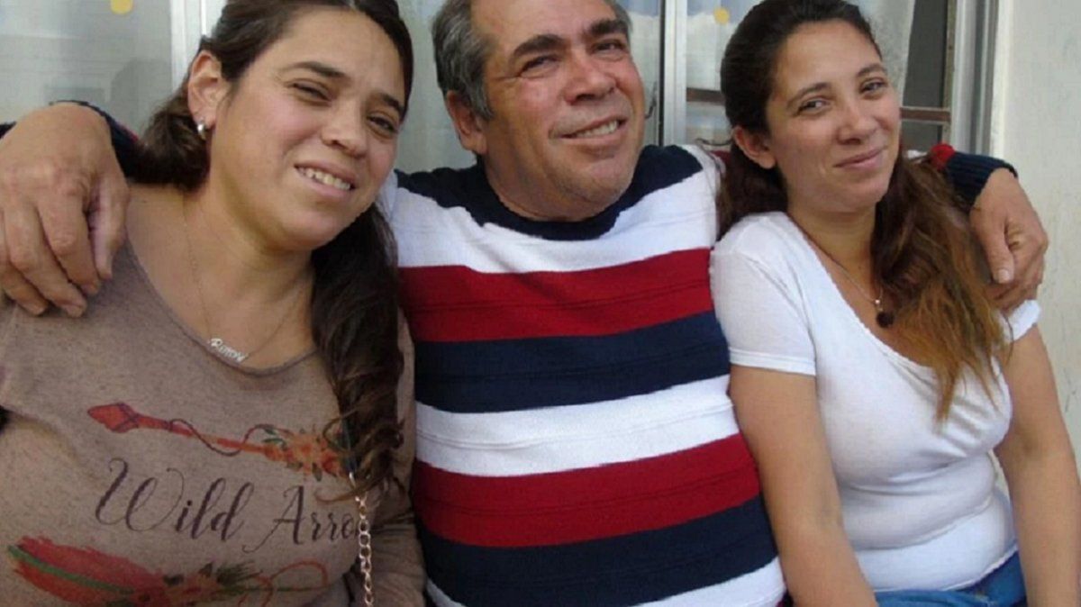 Eduardo Mart&iacute; junto a dos de sus hijas
