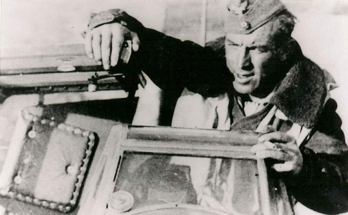 Se estima que Stigler logró entre 45 y 60 derribos –más que suficientes para recibir la Cruz de Caballero–, pero siempre les dio el crédito a los 11 pilotos más jóvenes que tuvo bajo su mando en el Escuadrón 12 de la JG 27, y nunca se alzó con esta prestigiosa condecoración.