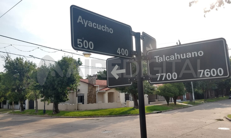 Motochorros intentaron robarle a un hombre en Ayacucho al 400. La víctima escapó y le dispararon unas 10 veces pero solo sufrió una herida leve. Motochorros intentaron robarle a un hombre en Ayacucho al 400. La víctima escapó y le dispararon unas 10 veces pero solo sufrió una herida leve.
