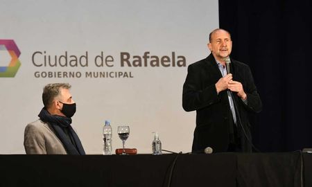 Perotti encabezó la firma de convenios con localidades del departamento Castellanos. Perotti encabezó la firma de convenios con localidades del departamento Castellanos.
