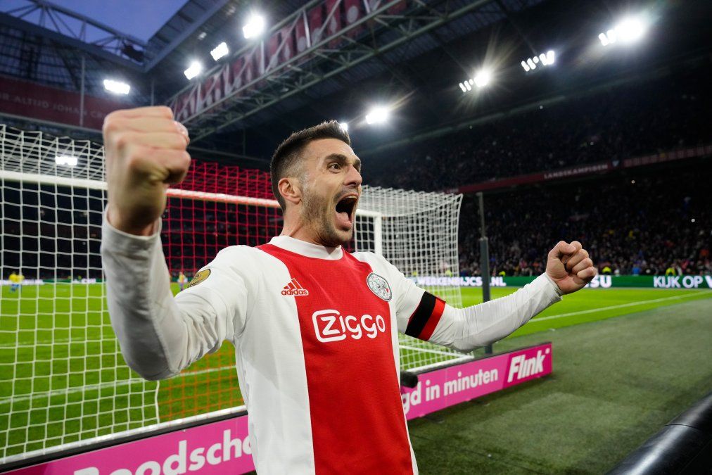 Ajax, con Lisandro Martínez y Nicolás Tagliafico, venció a Waalwijk y sigue en la cima de la Eredivise