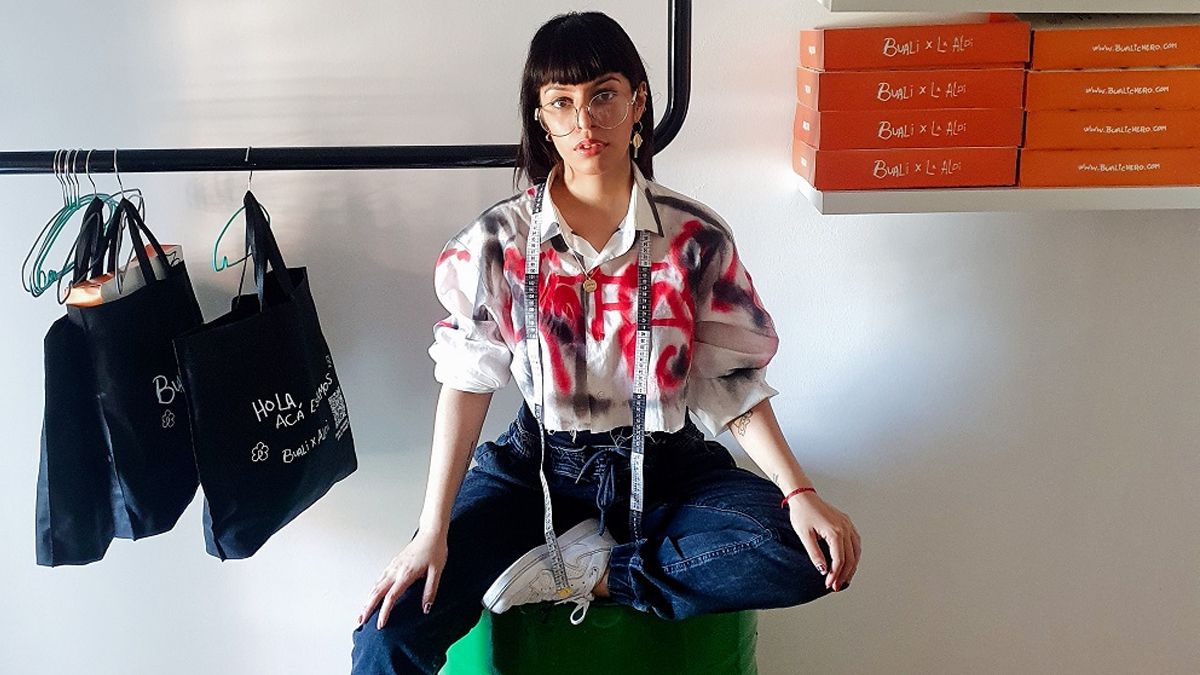 Aldi Vega habló con Aire Digital en una entrevista exclusiva en la que contó sus inicios y cómo llegó a ser una de las diseñadoras más buscadas en el mundo de la música urbana.