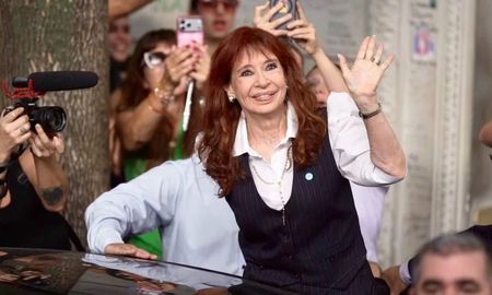 La ex presidenta Cristina Kirchner se presentó este martes en los tribunales federales de Retiro para ser indagada por el Tribunal Oral Federal 7 en el marco de la causa Cuadernos. La ex presidenta Cristina Kirchner se presentó este martes en los tribunales federales de Retiro para ser indagada por el Tribunal Oral Federal 7 en el marco de la causa Cuadernos.