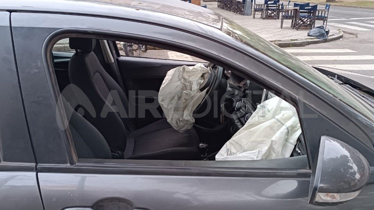 Los airbag del auto saltaron a causa del impacto. Los airbag del auto saltaron a causa del impacto.