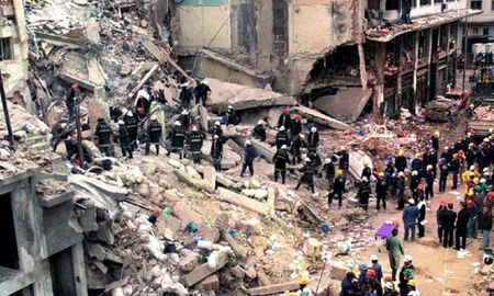 Atentado a la Amia en 1994. El después de que un coche bomba estalló en el ingreso al edificio. Atentado a la Amia en 1994. El después de que un coche bomba estalló en el ingreso al edificio.