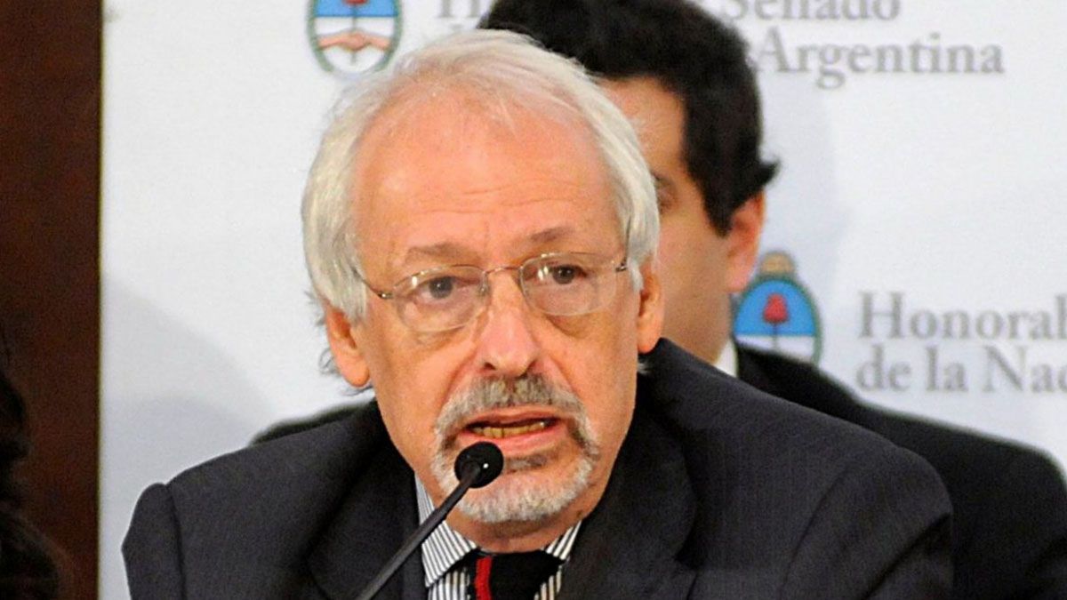 "Decidí vacunarme. Me puse a averiguar dónde hacerlo, llamé a mi viejo amigo Ginés González García, a quien conozco de mucho antes que fuera ministro, y me dijo que tenía que ir al Hospital Posadas", contó Verbitsky.
