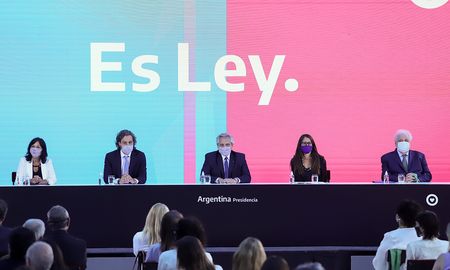El presidente Alberto Fernández encabezó el acto de promulgación de las leyes de IVE y Plan 1.000 dias. El presidente Alberto Fernández encabezó el acto de promulgación de las leyes de IVE y Plan 1.000 dias.