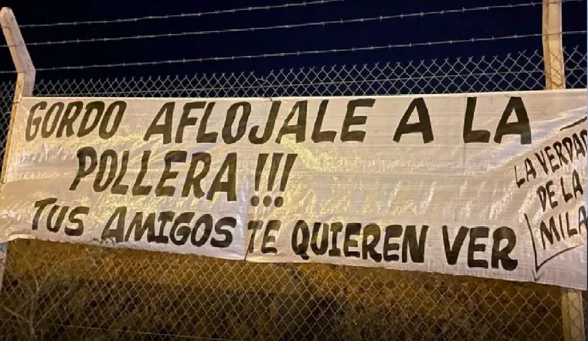 Sus amigos lo extrañan y pusieron un pasacalle que descolocó a todo el barrio: Aflojale a la pollera