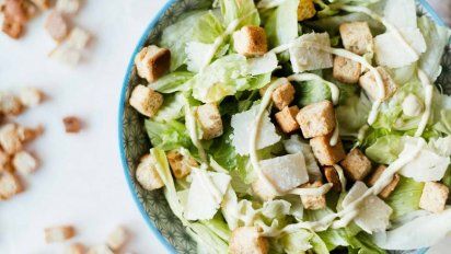 Cómo hacer ensalada César con ingredientes fáciles y una salsa que suma sabor
