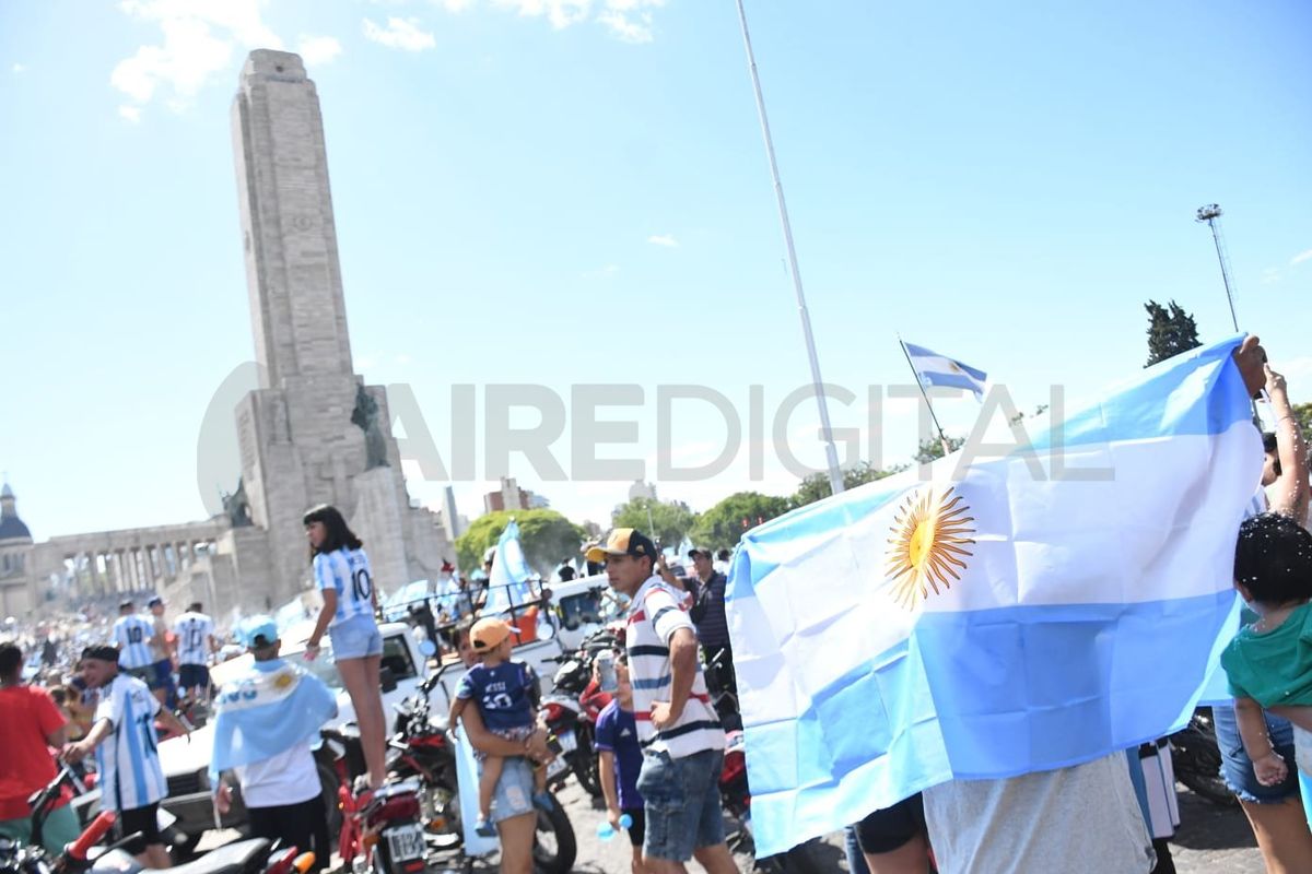 En la provincia de Santa Fe empezaron a barajar la posibilidad de recibir en Rosario a tres figuras del plantel campeón: Lionel Messi