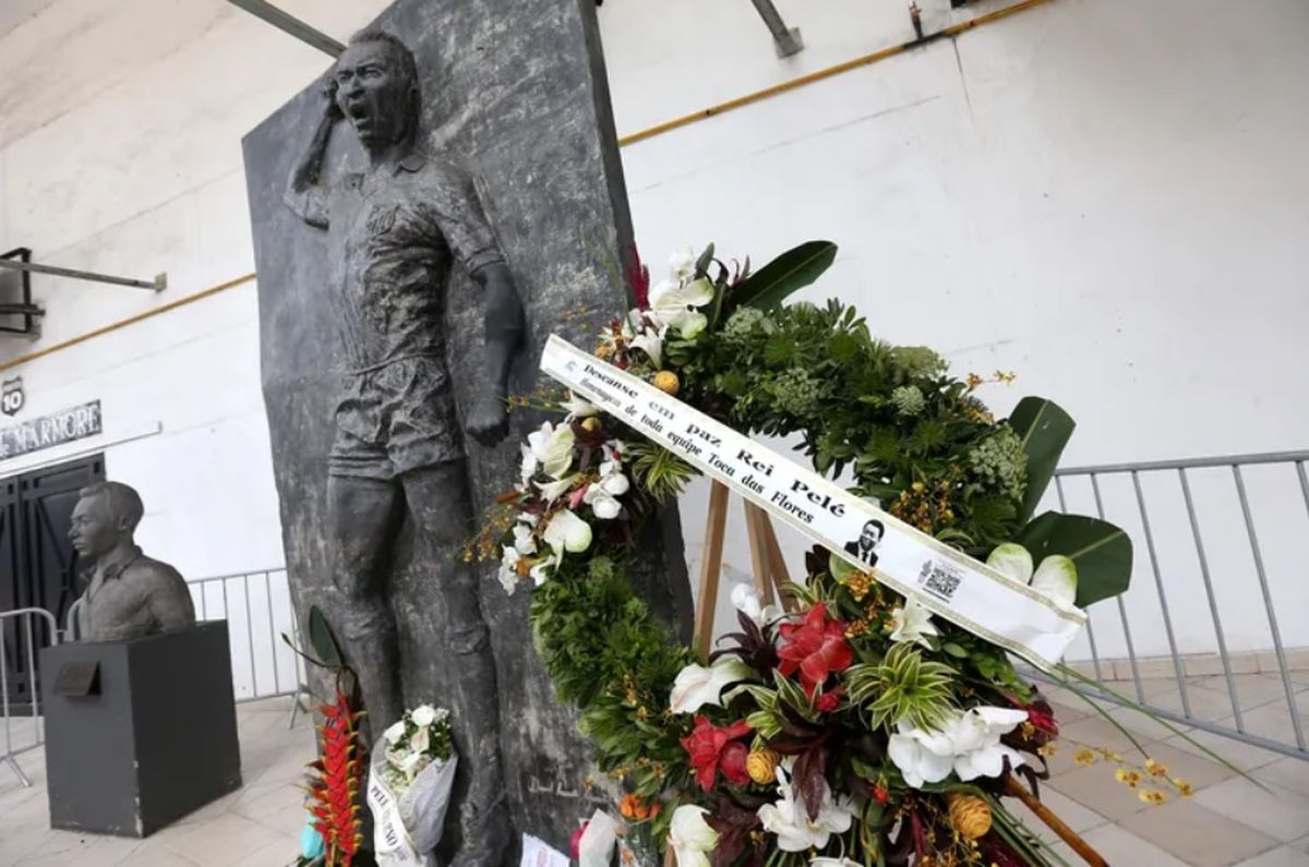 Cientos de miles de brasileños se dan cita en los alrededores del estadio del Santos para despedir los restos del ex tricampeón del mundo.&nbsp;