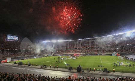 El evento finalizó con el grupo Agapornis y una gran cantidad de fuegos artificiales en las inmediaciones del Monumental, que se vistió de fiesta. El evento finalizó con el grupo Agapornis y una gran cantidad de fuegos artificiales en las inmediaciones del Monumental, que se vistió de fiesta.