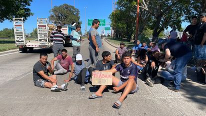 Pescadores se manifestaron en la Ruta Nacional 168 en reclamo del cierre de la exportación