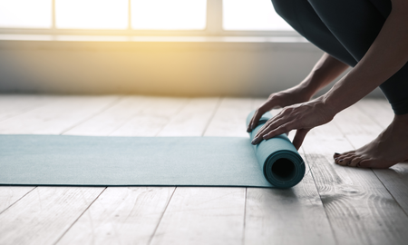 Posturas de yoga para principiantes que ayudan a empezar bien el día Posturas de yoga para principiantes que ayudan a empezar bien el día