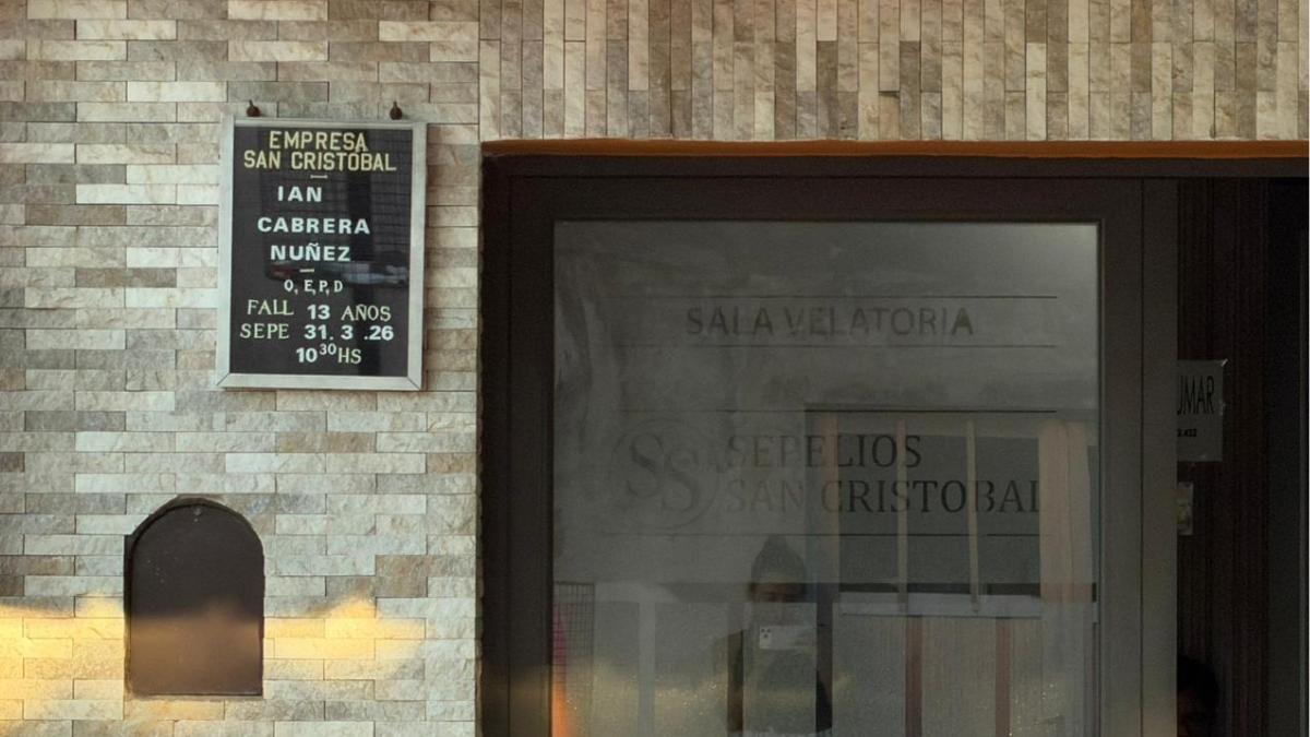 Vecinos de San Cristóbal se acercaron durante la madrugada y la mañana de este martes para acompañar a la familia del adolescente.