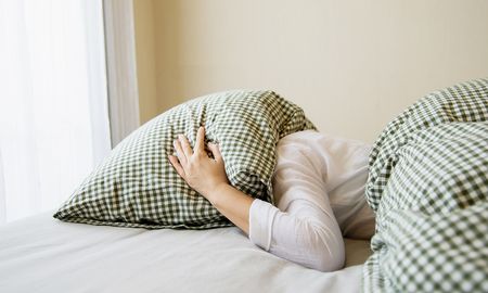 La falta de sueño afecta de inmediato al eje hipotálamo-hipófisis-adrenal, responsable de la liberación de cortisol. La falta de sueño afecta de inmediato al eje hipotálamo-hipófisis-adrenal, responsable de la liberación de cortisol.