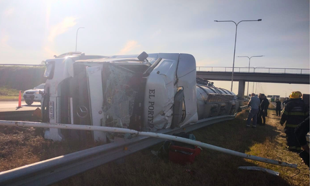 Un camión que transportaba combustible volcó en el kilómetro 15 de la autopista Rosario - Santa Fe. Un camión que transportaba combustible volcó en el kilómetro 15 de la autopista Rosario - Santa Fe.