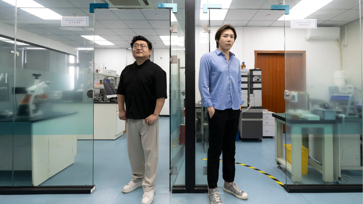 El director de tecnología Lyu Qinghua, a la izquierda, y el director ejecutivo Yip (Zico) Tszho de Lonvi Biosciences, una empresa emergente de fármacos para la longevidad, en Shenzhen, en octubre.