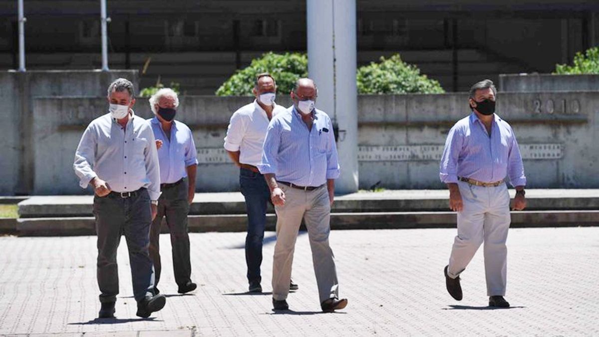 Al frente Achettoni, Chemes y Pelegrina, los tres dirigentes de la Mesa de Enlace que participaron en la conferencia de prensa en la SRA, en Palermo.