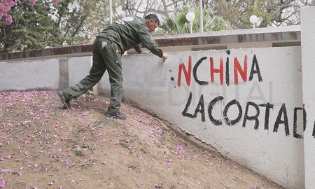 La Municipalidad de Santa Fe comenzó con las tareas de reparación del Parque Sur luego de las pintadas. La Municipalidad de Santa Fe comenzó con las tareas de reparación del Parque Sur luego de las pintadas.