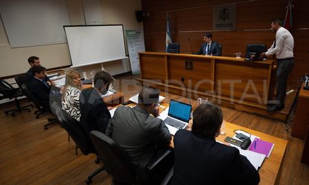 Ninguno de los ocho imputados en la causa por supuesto espionaje desde el Ministerio de Seguridad de Santa Fe podrá abandonar el país sin autorización. Ninguno de los ocho imputados en la causa por supuesto espionaje desde el Ministerio de Seguridad de Santa Fe podrá abandonar el país sin autorización.