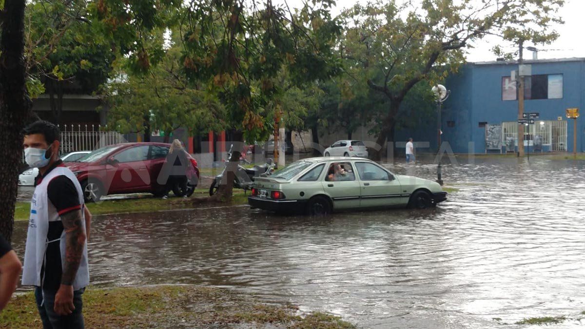 La ciudad se inundó por la gran cantidad de agua que cayó en poco tiempo.