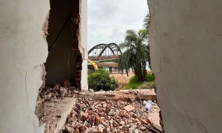 La vivienda ubicada en 7 de Marzo y Mitre es demolida para dar paso a la nueva traza vial que conectará Santo Tomé con Santa Fe. La vivienda ubicada en 7 de Marzo y Mitre es demolida para dar paso a la nueva traza vial que conectará Santo Tomé con Santa Fe.
