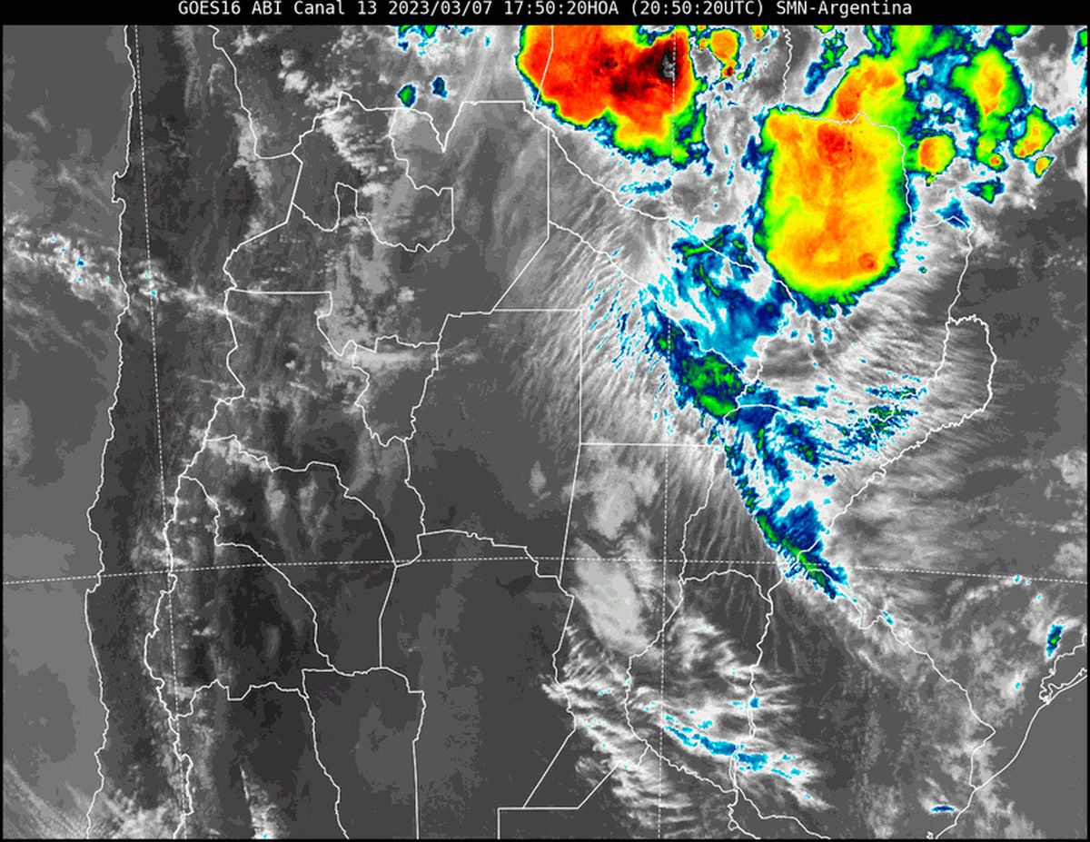 En la imagen satelital se observa nuestra provincia cubierta por bastante nubosidad que es “periférica” a la inestabilidad que afecta a Paraguay. De hecho, algunas precipitaciones se registran en Formosa también.