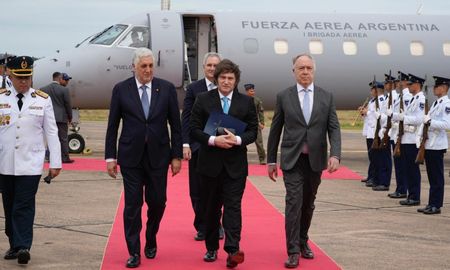 El presidente de la Argentina viajó al Paraguay para la firma del acuerdo entre el Mercosur y la Unión Europea. El presidente de la Argentina viajó al Paraguay para la firma del acuerdo entre el Mercosur y la Unión Europea.