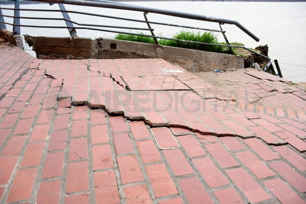 Según indicó el intendente de la ciudad, Pablo Javkin, el derrumbe de la barranca tuvo que ver con la bajante histórica del río.