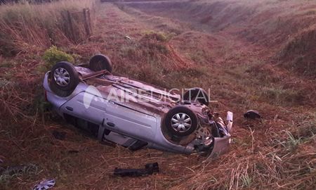 volco con su auto y se salvo de milagro volco con su auto y se salvo de milagro