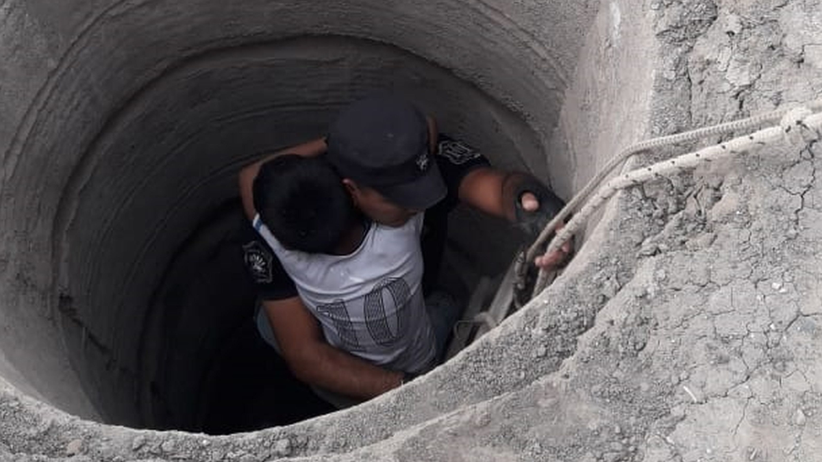 Tres chicos cayeron a un pozo ciego y ocurrió lo peor: uno murió y dos se encuentran grave