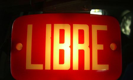 Los que trabajan mientras los demás festejan
