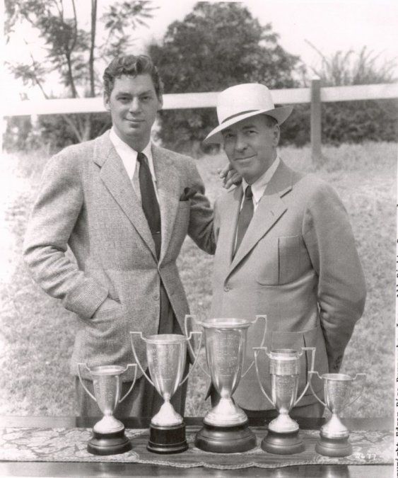 El 22 de enero de 1932 se anunció que Weissmüller había sido seleccionado por la MGM para interpretar a Tarzán. En la foto, posa con Edgar Rice Burroughs, el autor de dicha historia.