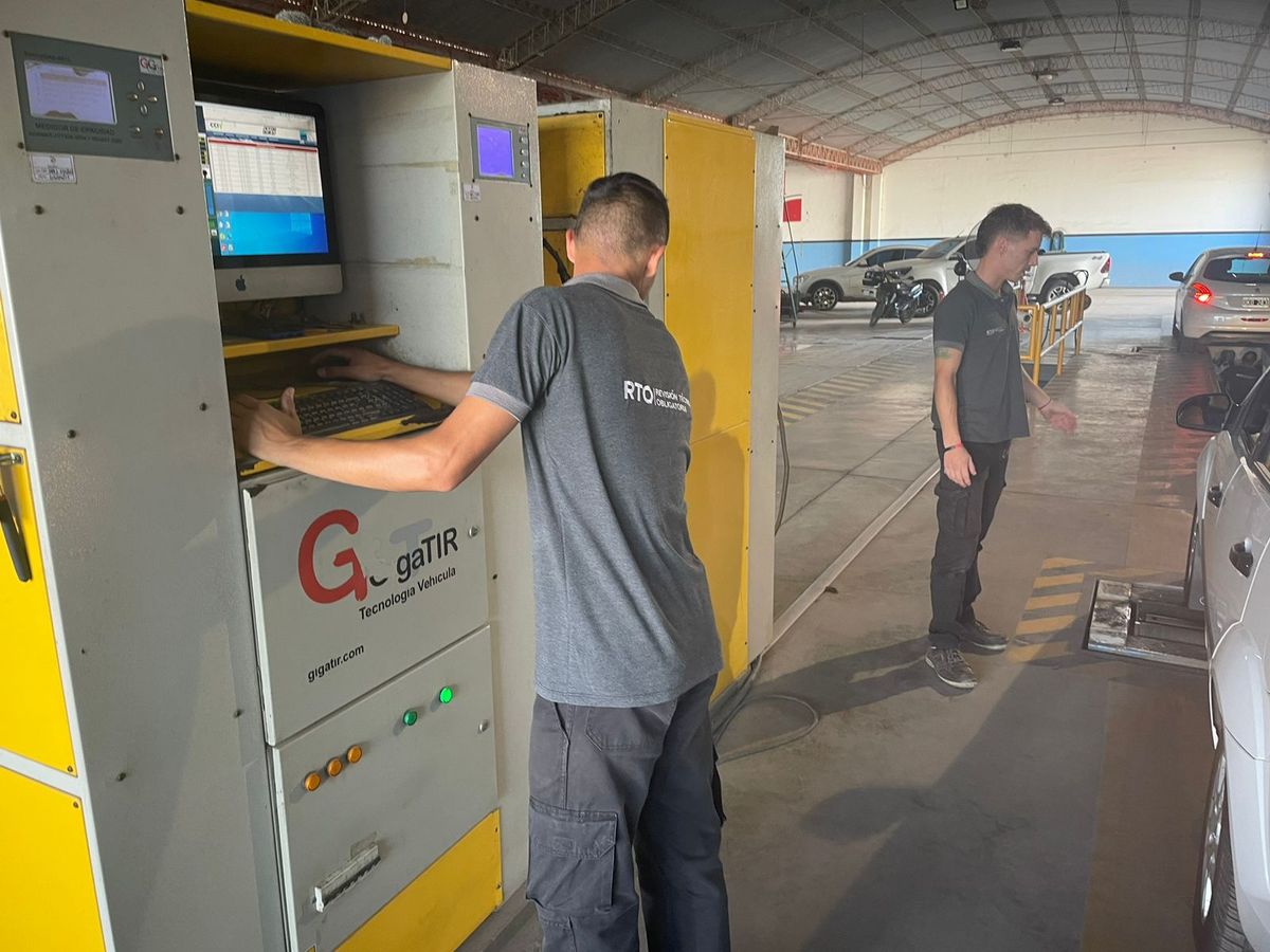 Largas filas en Santa Fe para realizar la revisión técnica vehicular obligatoria.
