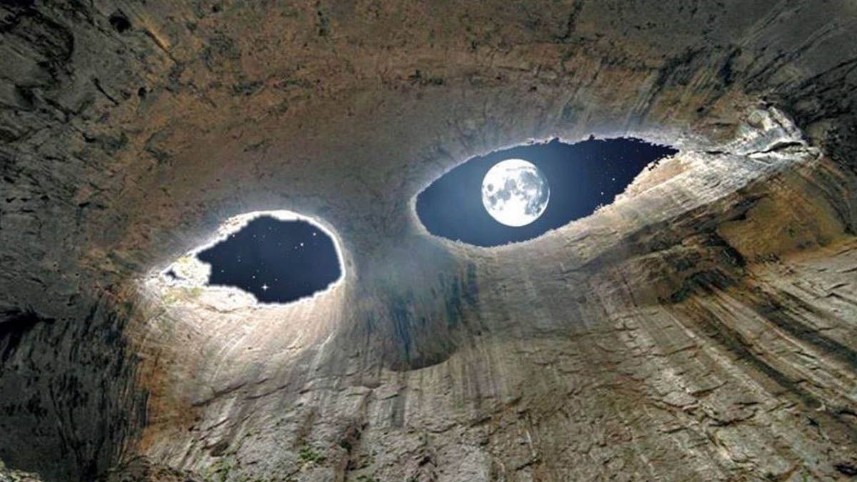 La Luna a trav&eacute;s de la cueva de los ojos de Dios.